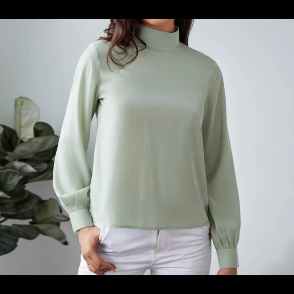 SOLD !!! Mock neck long sleeve blouse with buttoned keyhole in M Medium